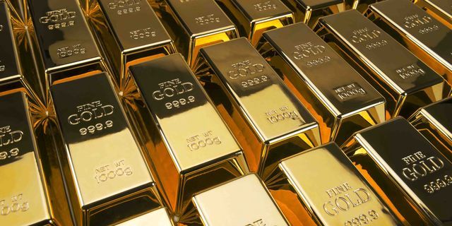 Gold edges up as trade feud fears put pressure