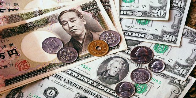 Japanese yen goes up as traders stay cautious